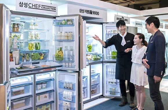 삼성전자 판매사원이 ‘삼성전자 전시존’을 방문한 예비부부에게 셰프컬렉션 등 삼성전자 프리미엄 냉장고를 안내하고 있다.(사진 제공: 삼성전자)