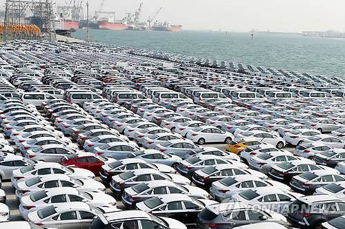 수출 선적을 위해 항구에 늘어선 현대기아차의 차량들(사진: 연합뉴스)