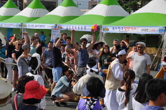 외국인 참여한 줄다리기.