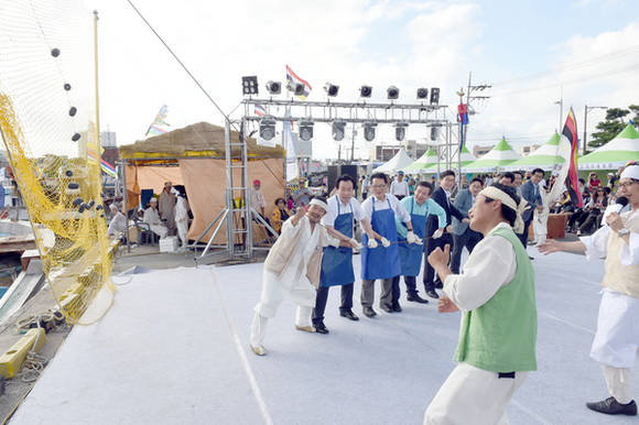 박홍률 시장이(두번째) 참여한 전통파시 재현 모습.