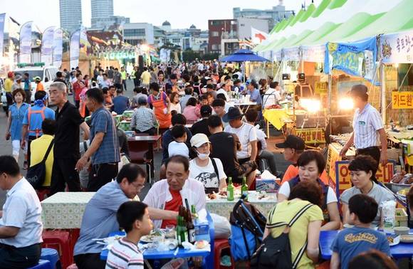 축제 첫날부터 북새통을 이룬 목포항 앞 축제장.
