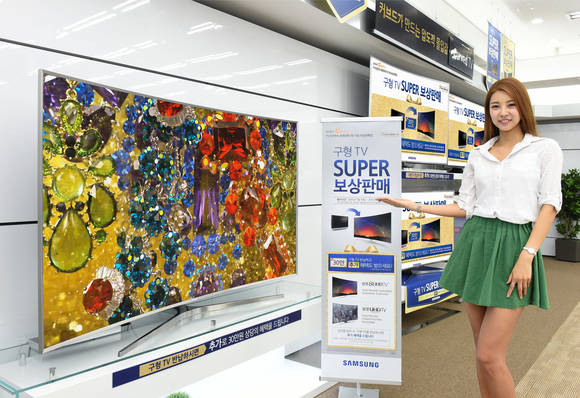 삼성전자 모델들이 삼성 디지털프라자 매장에서 SUHD TV를 소개하고 있다.(사진 제공: 삼성전자)