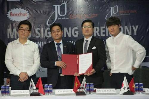 김대영 제이앤유그룹 회장(오른쪽 두번째)은 29일(현지시간) 제이앤유그룹 베트남지사 사옥 에서 동아제약 박카스의 해외마케팅을 담당하는 동아에스티 베트남 법인과 글로벌협력 업무협약을 체결했다. (사진제공=제이앤유그룹)