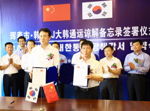 CJ대한통운이 중국 동북지역 물류 요충 도시인 훈춘시와 물류협력 MOU를 체결했다. 29일 중국 지린성 훈춘시 홍국호텔에서 열린 행사에서 손관수 CJ대한통운 대표(앞줄 왼쪽)와 김춘산 훈춘시장(앞줄 오른쪽)이 MOU를 체결하고 있다. (사진제공=CJ대한통운)