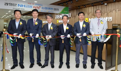 농협금융 복합점포 광화문 NH농협금융PLUS센터에서 농협생명 김용복 사장(좌측 네 번째)이 농협생명 입점을 알리는 테이프 커팅을 하고 있다. 사진좌측부터 김선희 광화문농협금융플러스센터 증권센터장, 여광호 광화문농협금융플러스센터 보험센터장, 이윤배 농협생명 부사장, 김용복 농협생명 사장, 김형신 농협금융지주 시너지추진부장, 장현범 광화문농협금융플러스센터 은행센터장. (사진제공=농협금융)