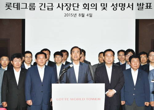 4일 서울 잠실 롯데월드타워 홍보관에서 롯데그룹 사장단 회의를 마치고 노병용 롯데물산 사장이 성명서를 발표하고 있다. (사진제공=롯데)