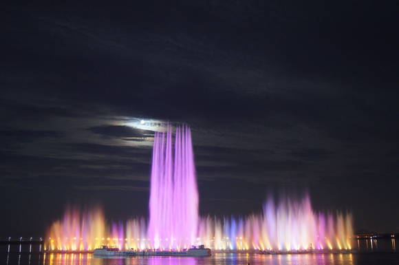 목포 평화광장 앞에서 매일 밤 펼쳐지는 춤추는 바다분수 모습.