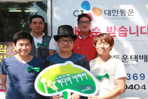 가정형편이 어려운 아동을 후원하고 있는 CJ대한통운 택배기사들의 선행이 전해져 화제다. 주인공은 CJ대한통운 택배기사(앞줄 왼쪽부터 시계반대 방향으로) 황현섭(37), 김우규(46), 황인철(40), 정철태(35), 이효석(35) 씨. (사진제공=CJ대한통운)