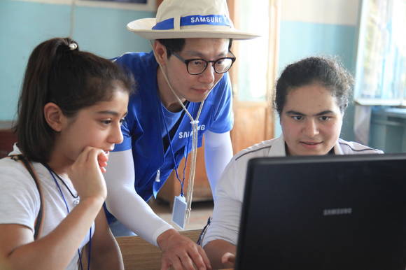 ‘삼성전자 임직원 해외봉사단’이 아제르바이잔에서 학생들에게 소프트웨어 교육을 하고 있다.(사진 제공= 삼성전자)