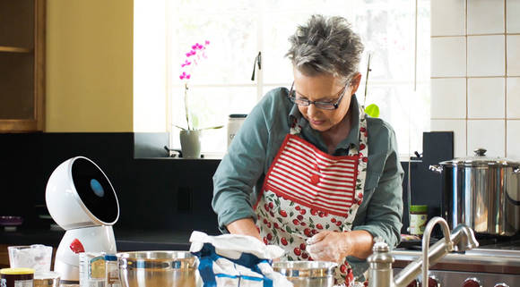 지보는 사용자와 다양한 방식으로 소통한다. 요리 중인 사용자에게 문자를 읽어주는 지보(사진 = 지보 사이트)