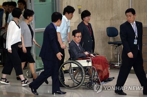 롯데그룹 신격호 총괄회장의 지난달 28일 입국 모습.(사진=연합뉴스)