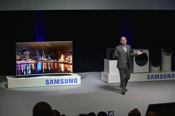 지난 2월 삼성전자의 유럽 마케팅 디렉터인 마이클 졸러가 모나코에서 열린 ‘유럽포럼’에서 미디어와 파트너들에게 SUHD TV를 소개하고 있다.(사진제공=삼성전자)