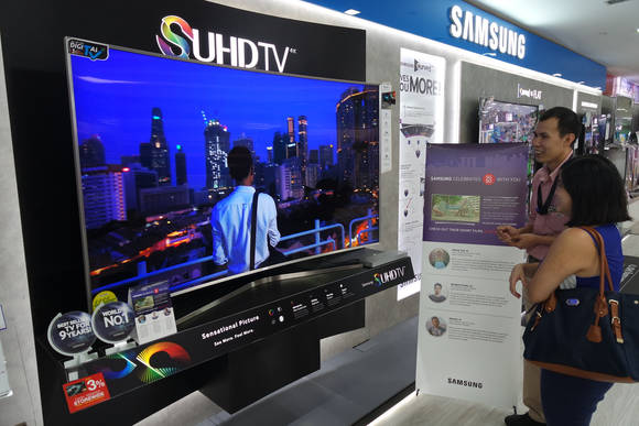 싱가포르 베스트 덴티 가전 매장의 이안시티점에서 고객들이 삼성전자 SUHD TV로 상영되는 단편 영화를 감상하고 있다. (사진제공=삼성전자)