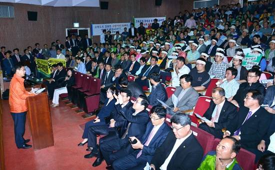 최성 고양시장이 서울문산간 고속도로 공청회에서 발표하고 있다.(사진= 고양시)