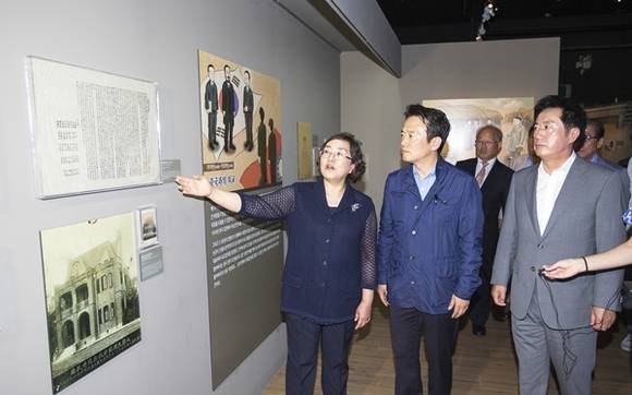 12일 오후 남경필 경기도지사가 용인 경기도박물관에서 열린 광복70주년 기념 특별전 '어느 독립운동가 이야기'전의 독립운동 관련 유물들을 독립운동가 박찬익(파주 출신)의 손녀 박천민씨의 안내로 둘러보고 있다.(사진=경기도)