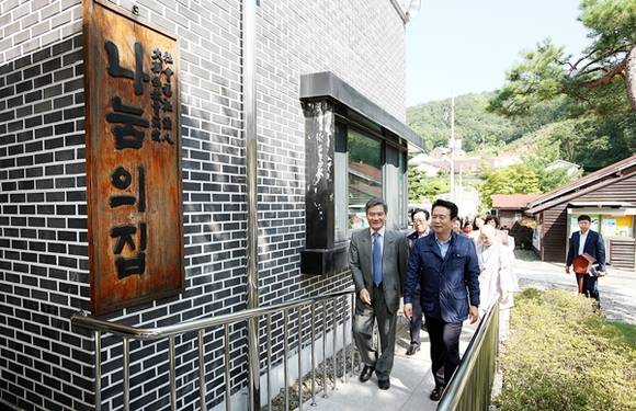12일 오후 광주 나눔의 집을 방문한 남경필 경기도지사가 위안부피해자 할머님을 위로 했다.(사진=경기도)