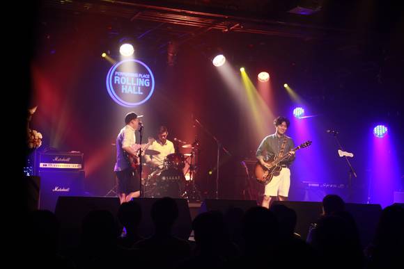 인디 밴드 ‘블루파프리카’의 공연 모습(사진제공=CJ)