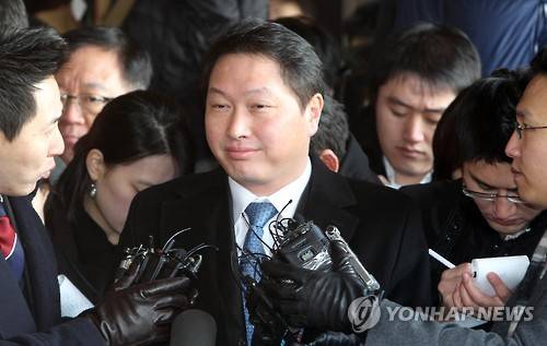 광복 70주년을 맞아 13일 실시된 광복절 특별사면에서 형집행 면제 특별사면 및 특별복권을 받은 최태원 SK그룹 회장이 2011년 12월 19일 오전 검찰 조사를 받기 위해 서초동 서울검찰청사에 출석하고 있다.(사진=연합뉴스)