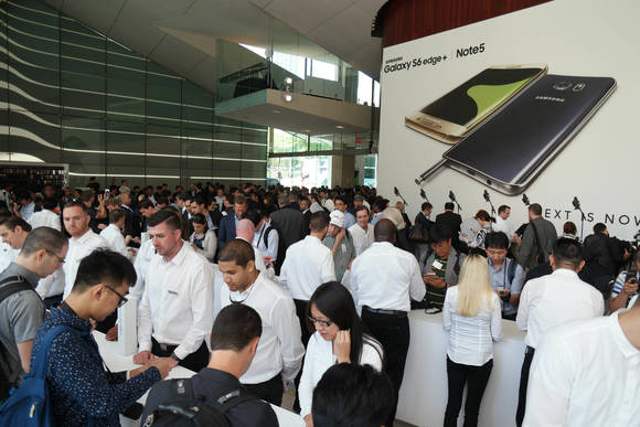 행사에 참석한 글로벌 미디어 관계자들이 신제품을 체험하는 모습.(사진제공=삼성전자)