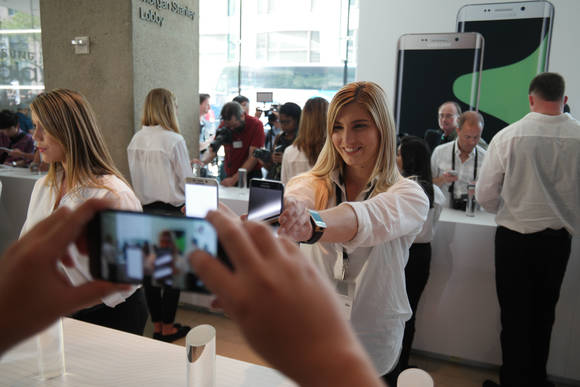 행사에 참석한 글로벌 미디어 관계자들이 신제품을 체험하는 모습.(사진제공=삼성전자)