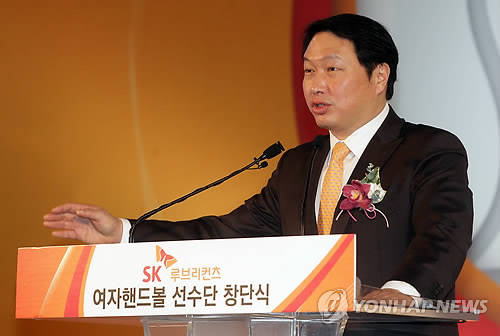 지난 2012년 2월 10일 서울 올림픽공원 SK핸드볼경기장 보조경기장에서 열린 SK루브리컨츠 핸드볼팀 창단식에서 축사를 하는 최태원 당시 대한핸드볼협회장.(사진=연합뉴스)