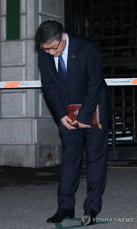 지난 14일 최태원 SK그룹 회장이 경기 의정부교도소 앞에서 고개 숙여 인사하고 있다. 최 회장은 이날 광복 70주년을 맞아 형집행 면제 특별사면 및 특별복권을 받았다.(사진=연합뉴스)