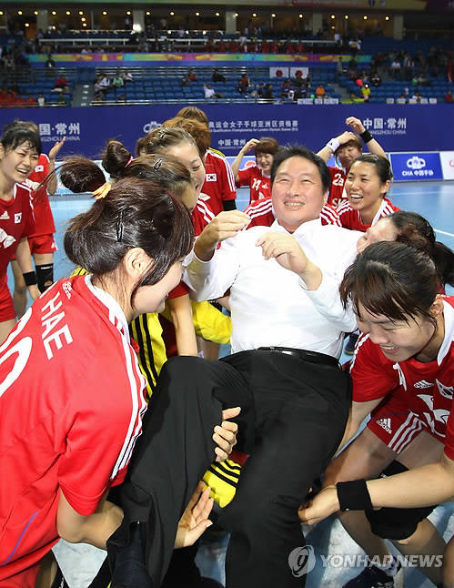 여자 핸드볼 선수들의 헹가래를 받고 있는 최태원 전 대한핸드볼협회장.(사진=연합뉴스)