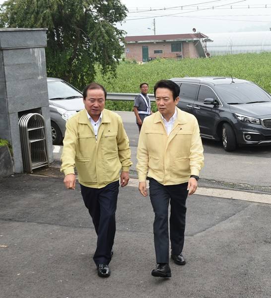 21일 오전 남경필 경기도지사가 연천군 중면면사무소에 위치한 대피시설을 방문하여 지역주민들의 애로사항을 청취하였다.(사진=경기도)