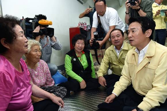 연천군 주민들에게 애로사항을 청취하고 주민들이 피해를 입지 않도록 최선을 다하겠다고 말하고 있는 남경필 경기도지사(사진=경기도)