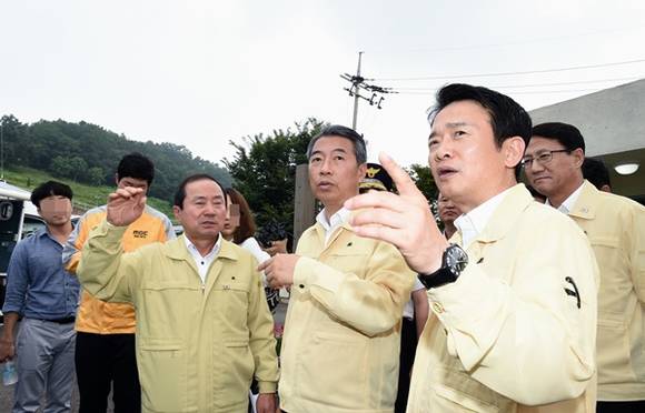 남경필 경기도지사가 정종섭 행정자치부장관과 상황에 따른 조치에 대해 논의하고 있다.(사진=경기도)