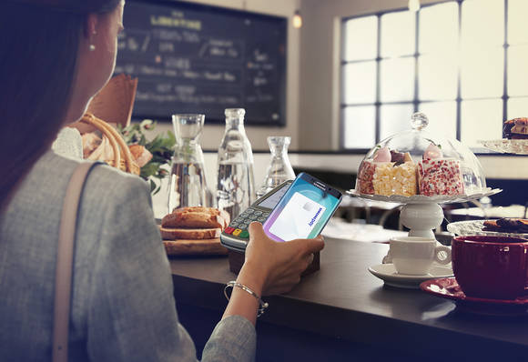 삼성전자 모델이 '삼성페이'로 기존 MST 방식 신용카드 단말기에서 결제를 진행하고 있다.(사진제공=삼성전자)