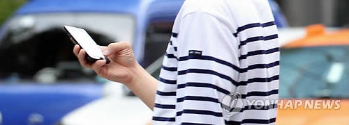 거리를 걸어가며 스마트폰으로 인터넷 검색, 문자확인 등을 하는 사람들이 늘어나고 있다. 심지어 횡단보도를 건너는 동안에도 스마트폰을 보는 경우도 많다. (사진=연합뉴스)