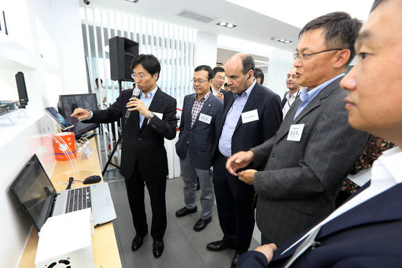 KT 미래융합사업추진실 최강림 팀장(사진 맨 좌측)이 기가 IoT 서비스에 대해 설명하고 있다. (사진제공=KT)