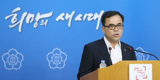 김종 문화체육관광부 제2차관이 지난 6월 15일 정부서울청사 별관 브리핑실에서 메르스 관련, 관광업계 지원 방안에 대해 브리핑을 하고 있는 모습. (사진자료=문광부)