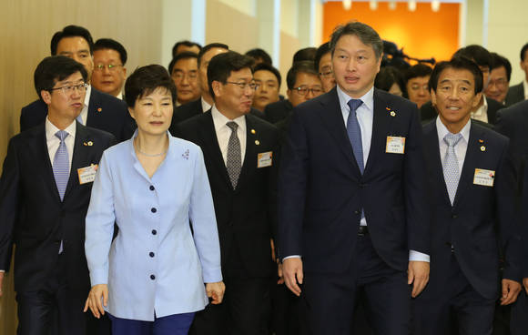 25일 경기도 이천시에서 열린 SK하이닉스 M14 반도체공장 준공 및 미래비전 선포식을 마친 박근혜 대통령과 최태원 SK회장 등 참석자들이 공장 내부로 이동하고 있다. (사진=연합뉴스)