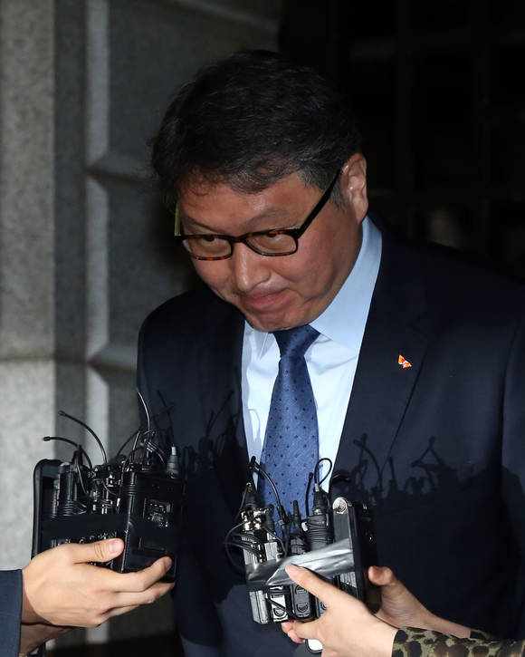 최태원 SK그룹 회장이 14일 경기 의정부교도소 앞에서 고개 숙여 인사하고 있다. 최 회장은 이날 광복 70주년을 맞아 형집행 면제 특별사면 및 특별복권을 받았다. (사진=연합뉴스)