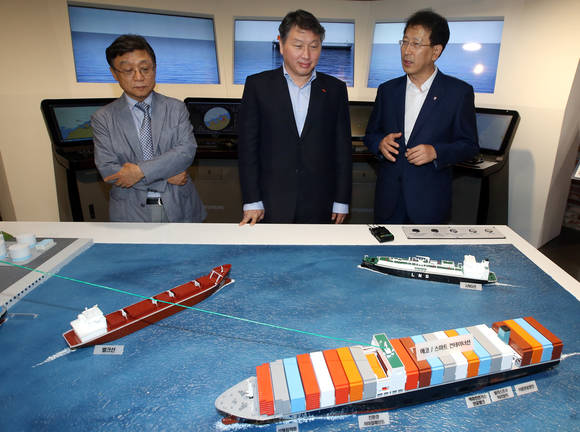 최태원 SK그룹 회장이 21일 오후 울산시 남구 울산창조경제혁신센터를 방문, 조선해양플랜트, 의료자동화, 3D 프린팅 산업과 관련된 전시물을 둘러보고 있다. (사진=연합뉴스)