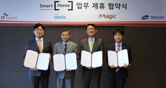 (왼쪽부터) SK텔레콤 조영훈 스마트홈TF장, 청호나이스 최병준 환경기술연구소장, 동양매직 이복수 렌탈마케팅부문장, 교원 김준환 웰스사업본부장이 스마트홈 사업제휴 협약식을 진행하고 있다. (사진제공=SK텔레콤)