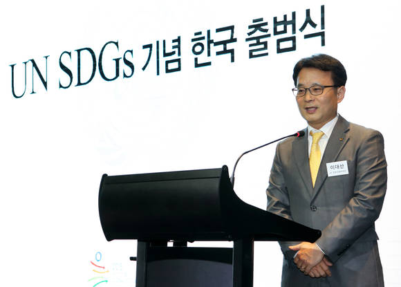 26일 여의도에서 개최된 UN SDGs 한국 출범식에서 KT 경영지원부문장 이대산 전무가 대표사로 선정된 뒤 소감을 발표하고 있다. (사진제공=KT)