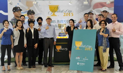 한국씨티은행 본점에서 열린 ‘2015 프레지던츠컵 트로피 투어’에서 박진회 한국씨티은행장(앞줄 좌측에서 4번째)과 직원들이 함께 기념촬영을 하고 있다. (사진제공=한국씨티은행)