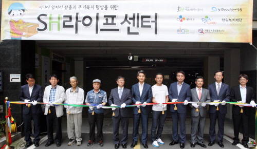 28일 서울시 구로구 천왕이펜하우스 아파트 내 SH라이프센터 1호점에서 열린 개관식 행사에서 변창흠 SH공사 사장(왼쪽 다섯번째), 박용주 한국노인인력개발원장(오른쪽 세번째), 최은석 CJ대한통운 부사장(오른쪽 두번째)과 입주자 대표 등이 기념촬영을 하고 있다. (사진제공=CJ대한통운)