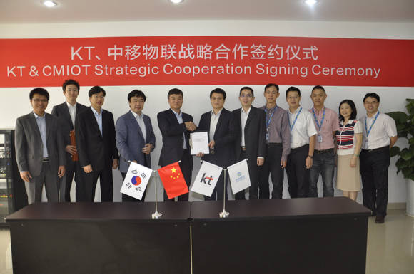 28일 중국 충칭 CMIoT 본사에서 KT 윤경림 미래융합사업추진실장(좌측 5번째)과 CMIoT Qiao Hui(샤오 후이) CEO(좌측 6번째)가 협약 체결 후 악수하고 있다. (사진제공=KT)