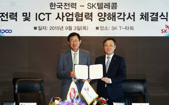 SK텔레콤과 한국전력이 3일 SK텔레콤 을지로 본사에서 ICT와 전력 분야 사업협력을 위한 MOU(양해각서)를 체결했다. 한국전력 조환익 사장(왼쪽)과 SK텔레콤 장동현 사장. (사진제공=SK텔레콤)