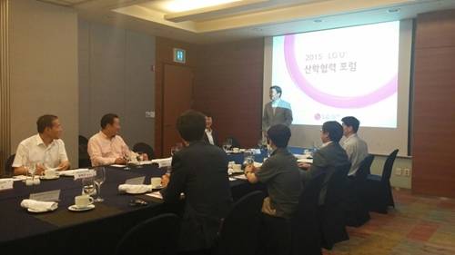 LG유플러스가 6일 전국 25개 대학과 산학협력을 맺고 사업 및 기술전략에 맞는 맞춤형 인재 채용에 적극 나선다고 밝혔다. 사진은 LG유플러스 인사담당자가 대학 관계자들을 대상으로 산학 협력프로그램을 설명하고 있는 모습. (사진=LG 유플러스)