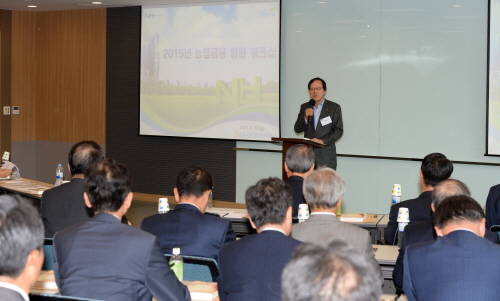 김용환 회장이 지난달 28일 NH인재원(경기 고양시)에서 열린 ‘2015 농협금융 임원 워크샵’에서 자회사 임원들에게 강연을 하고 있다. (사진제공=농협금융)