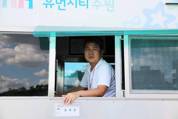 타인의 목숨을 구하기 위해 불구덩이에 뛰어들어 소중한 생명을 구한 홍광원씨(사진=수원시시설관리공단)