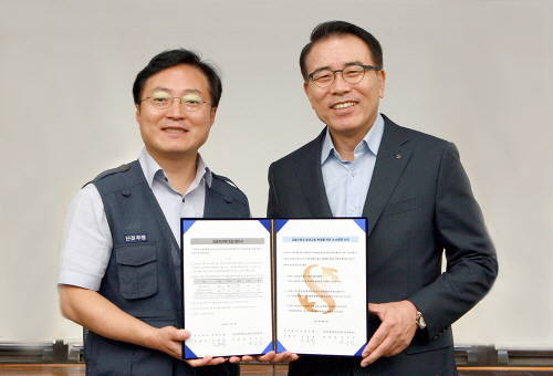 조용병 신한은행장(오른쪽)과 유주선 신한은행 노동조합 위원장(왼쪽)이 7일 서울 중구 세종대로 소재 본점에서 진행된 ‘임금피크제 도입’ 노사합의를 마치고 기념촬영하는 모습. (사진제공=신한은행)