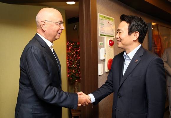 7일 오후 수원 가보정에서 남경필 경기도지사가 다보스 포럼 클라우스 슈밥 회장을 만나 악수를 하고 있다.(사진=경기도)