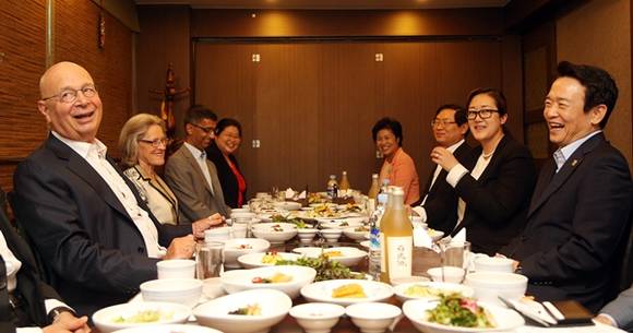 7일 오후 수원 가보정에서 남경필 경기도지사가 다보스 포럼 클라우스 슈밥 회장을 만나 경기도의 경제정책방향과 경기도 빅데이터 이니셔티브 소개 및 다보스포럼에서 빅데이터 거버넌스 공유 희망을 관련하여 면담을 하고 있다.(사진=경기도)