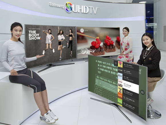 삼성전자 모델이 33개 채널을 추가로 볼 수 있는 스마트 TV 콘텐츠 서비스인 ‘TV PLUS’를 소개하고 있다. (사진제공=삼성전자)